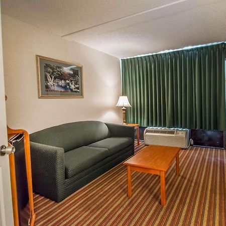 Quality Inn & Suites At Tropicana Field St. Petersburg Exterior foto