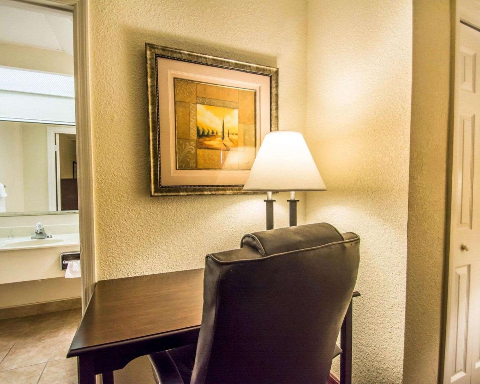 Quality Inn & Suites At Tropicana Field St. Petersburg Exterior foto