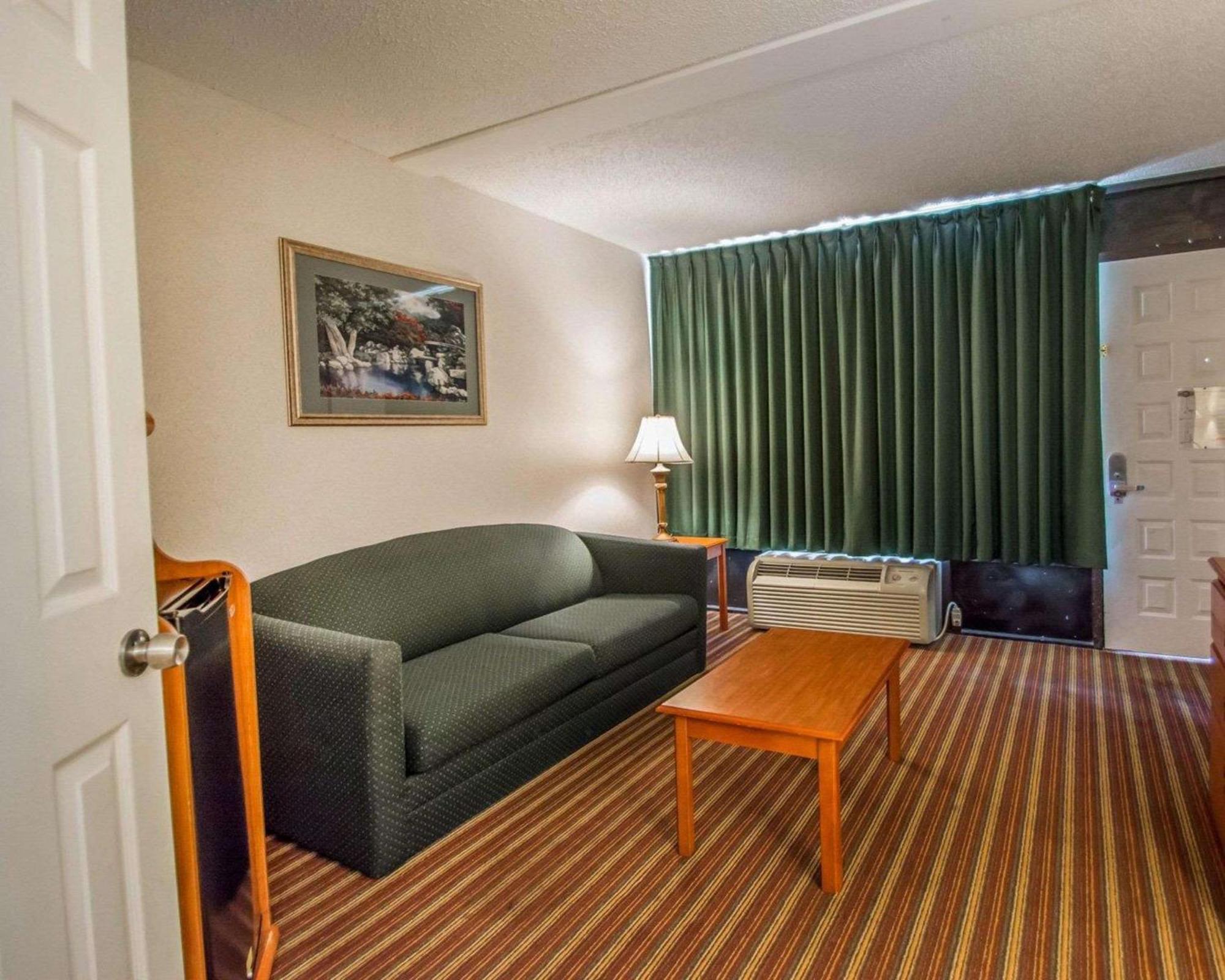 Quality Inn & Suites At Tropicana Field St. Petersburg Exterior foto