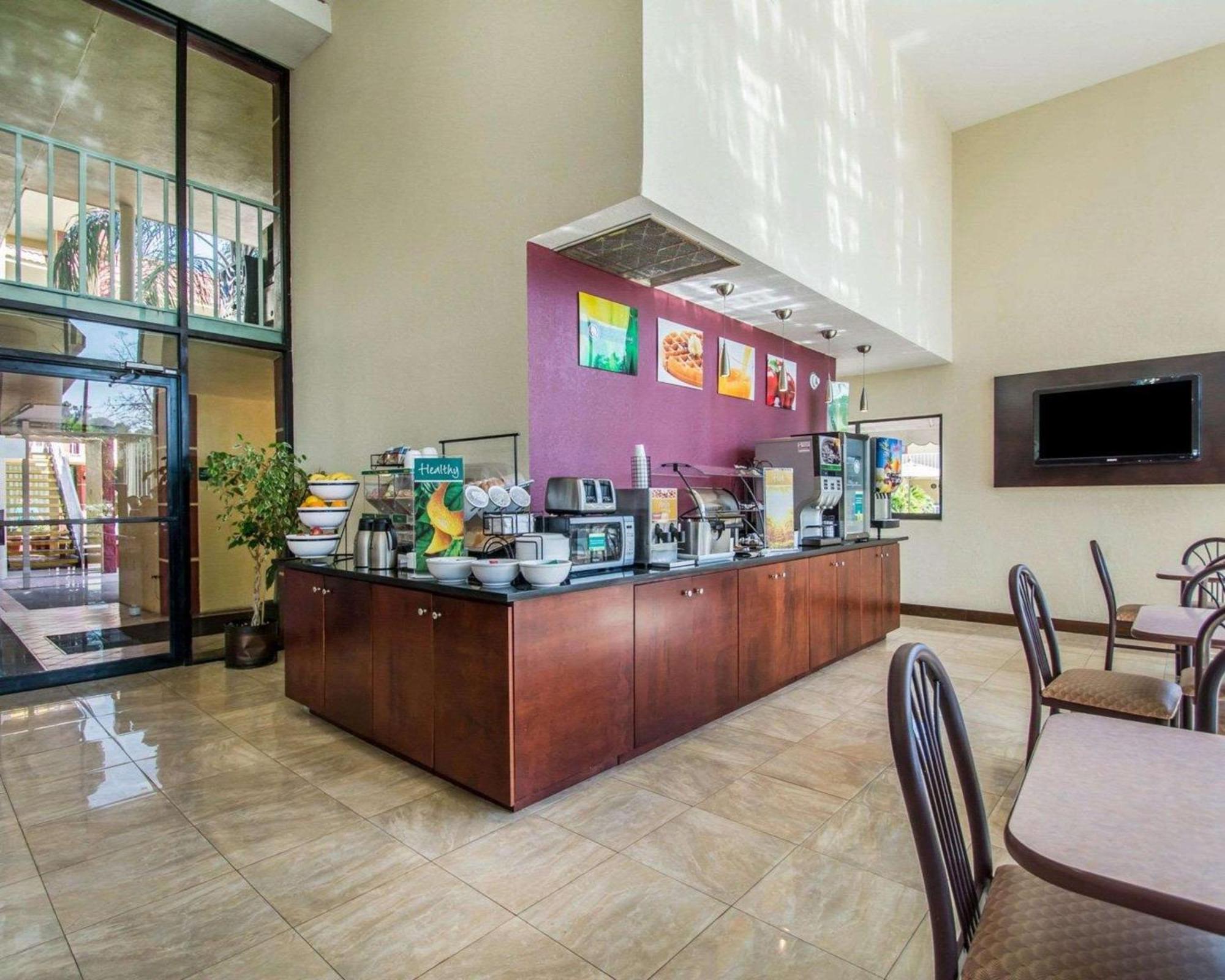 Quality Inn & Suites At Tropicana Field St. Petersburg Exterior foto