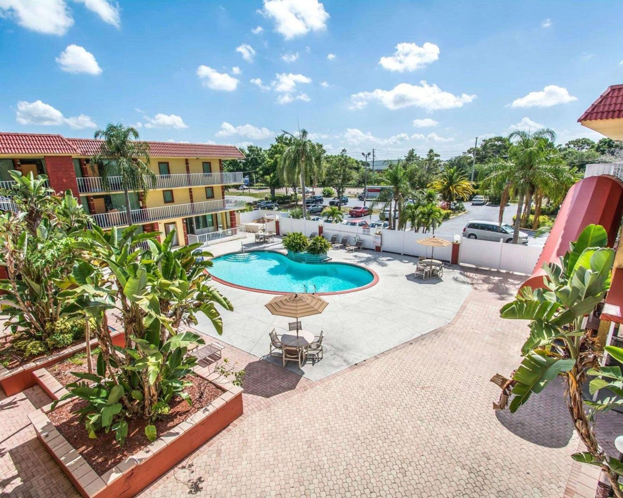 Quality Inn & Suites At Tropicana Field St. Petersburg Exterior foto