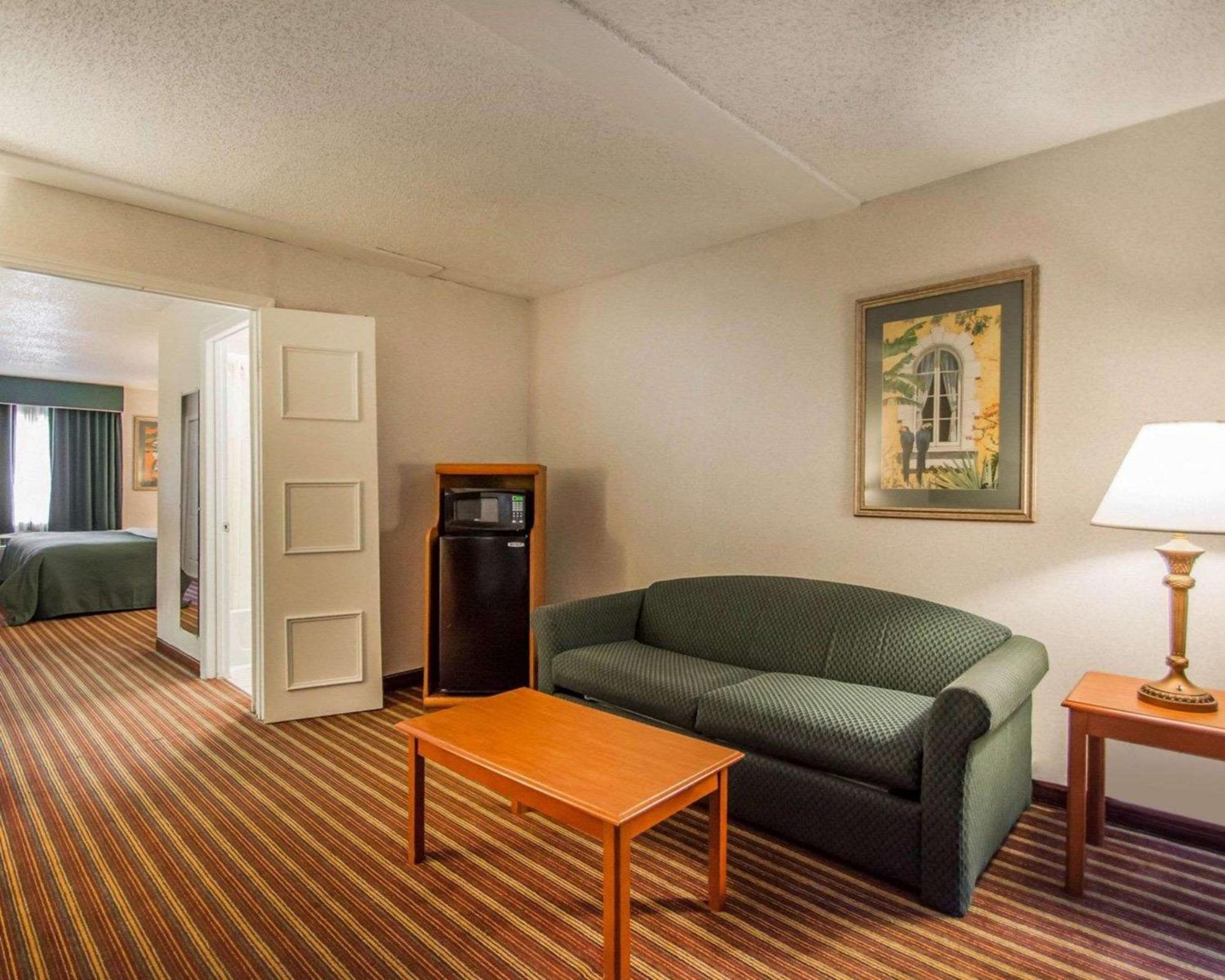 Quality Inn & Suites At Tropicana Field St. Petersburg Exterior foto