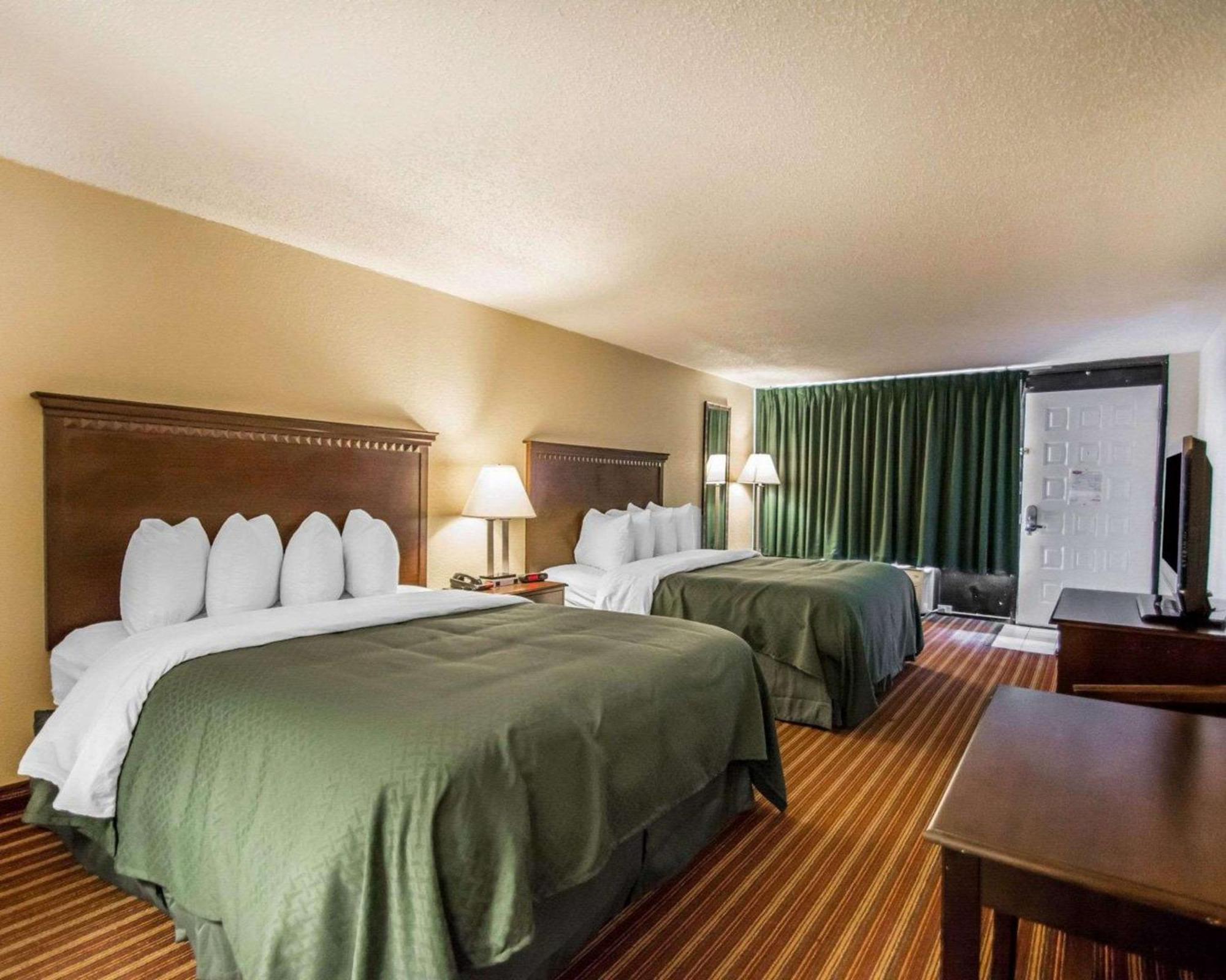 Quality Inn & Suites At Tropicana Field St. Petersburg Exterior foto