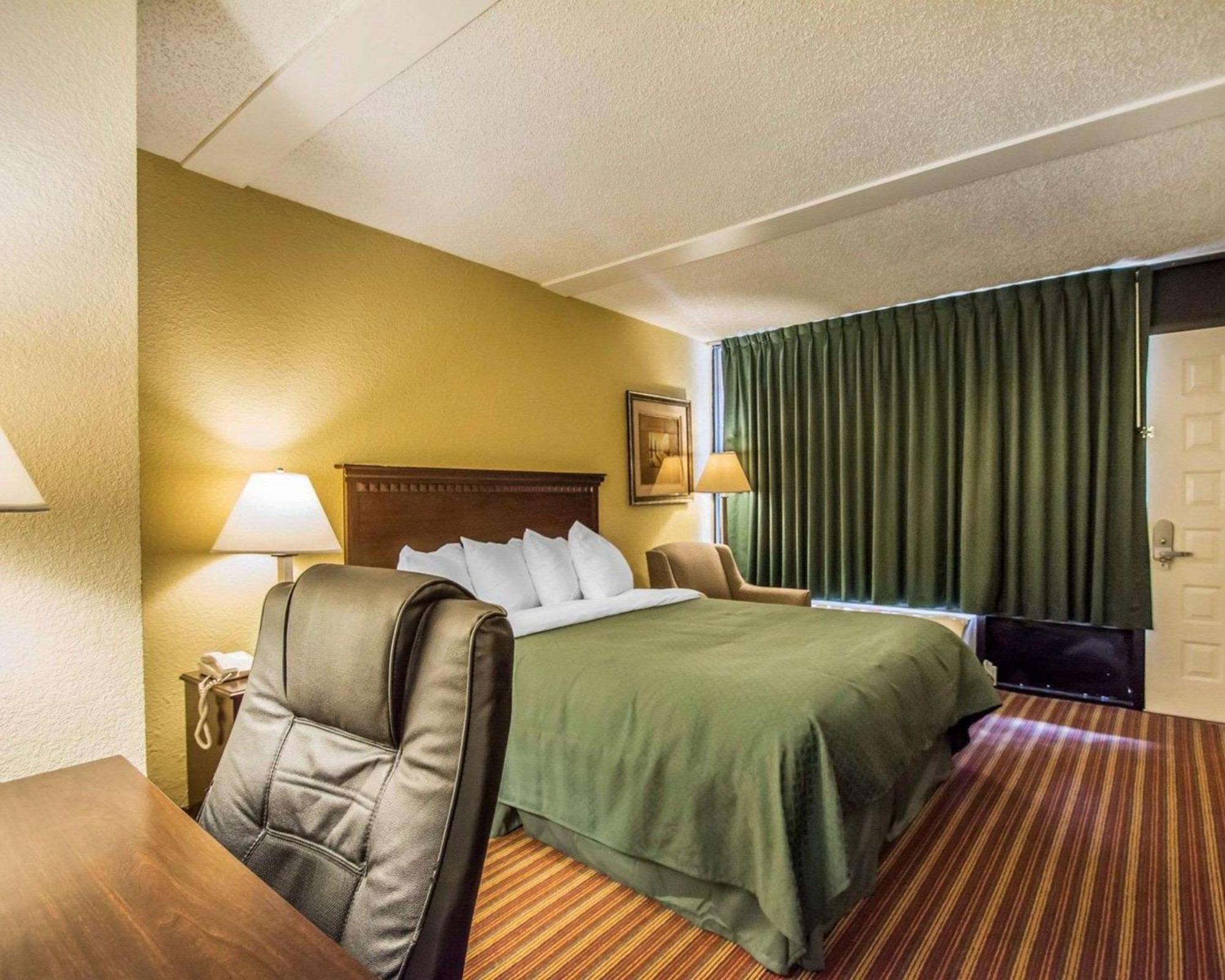 Quality Inn & Suites At Tropicana Field St. Petersburg Exterior foto