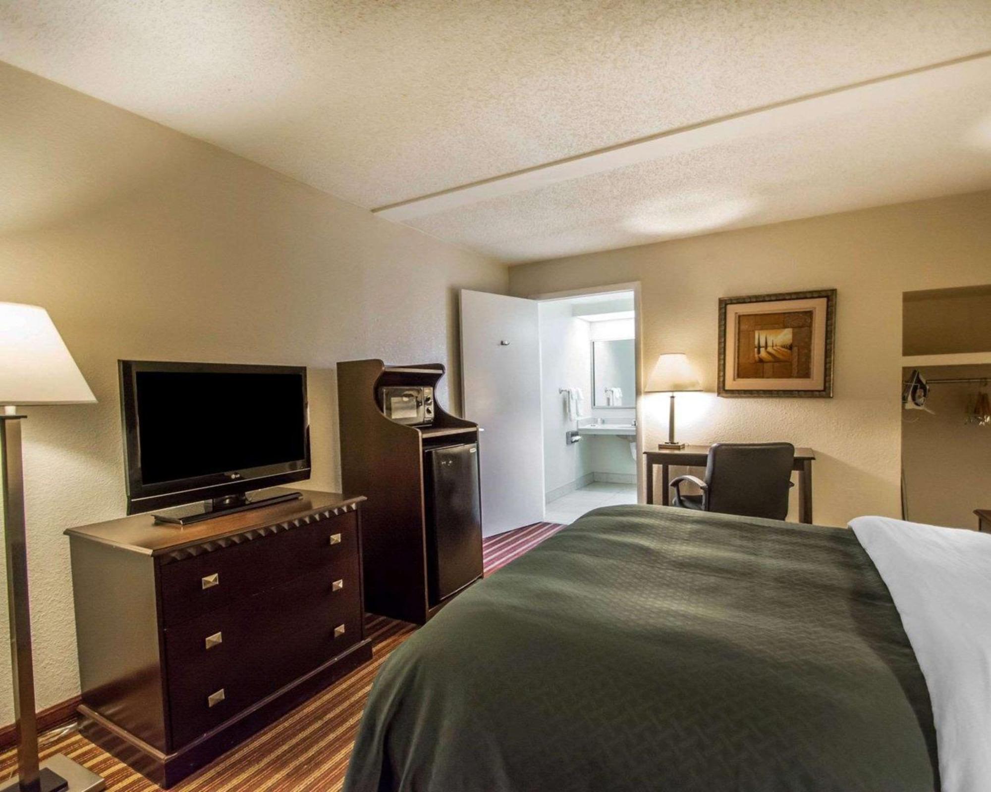 Quality Inn & Suites At Tropicana Field St. Petersburg Exterior foto