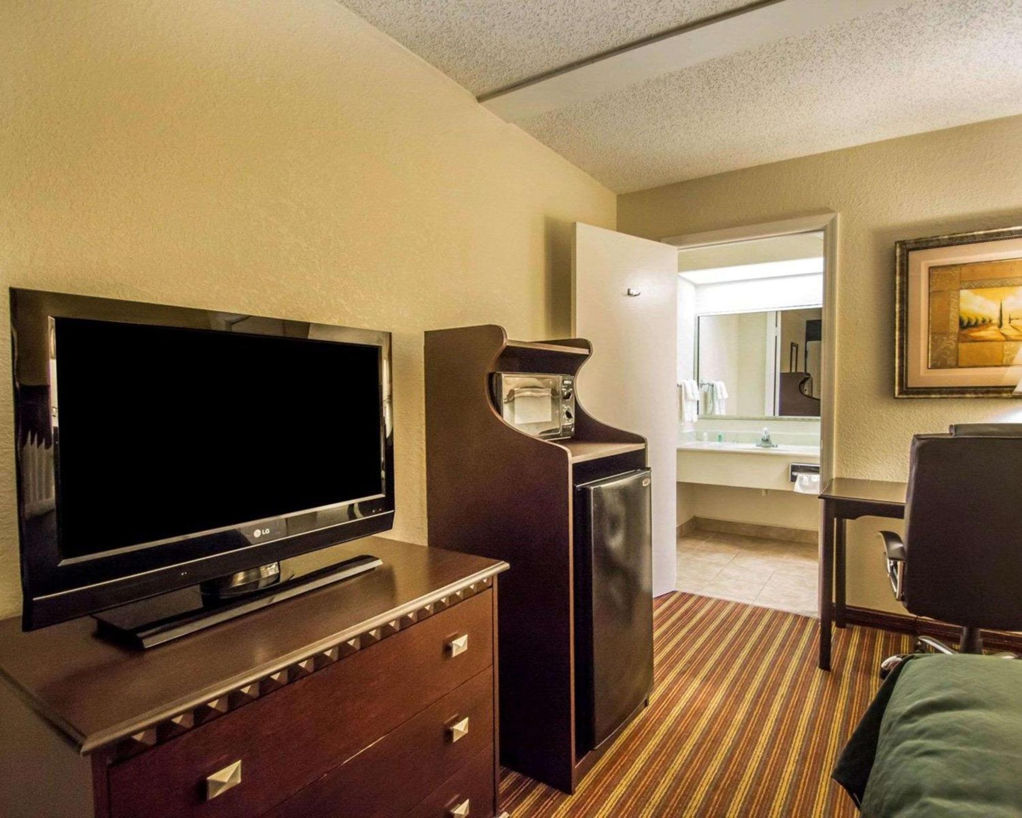 Quality Inn & Suites At Tropicana Field St. Petersburg Exterior foto