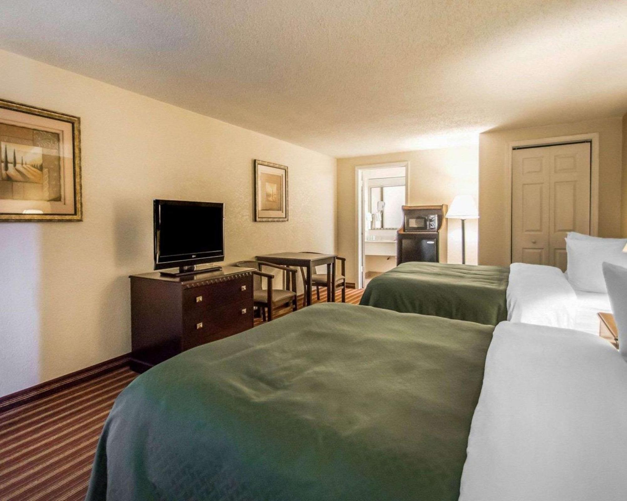 Quality Inn & Suites At Tropicana Field St. Petersburg Exterior foto