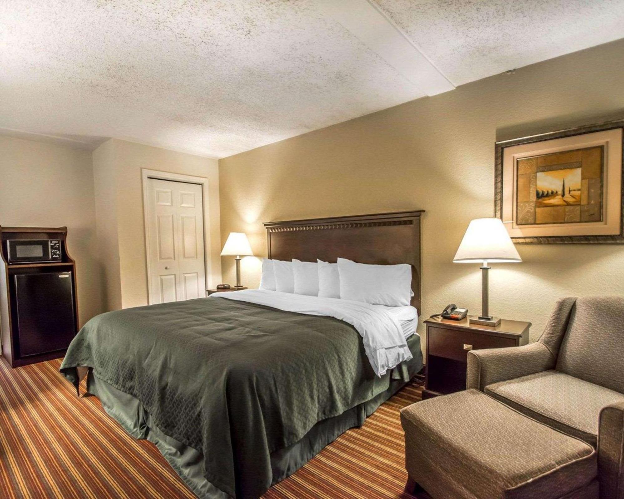 Quality Inn & Suites At Tropicana Field St. Petersburg Exterior foto