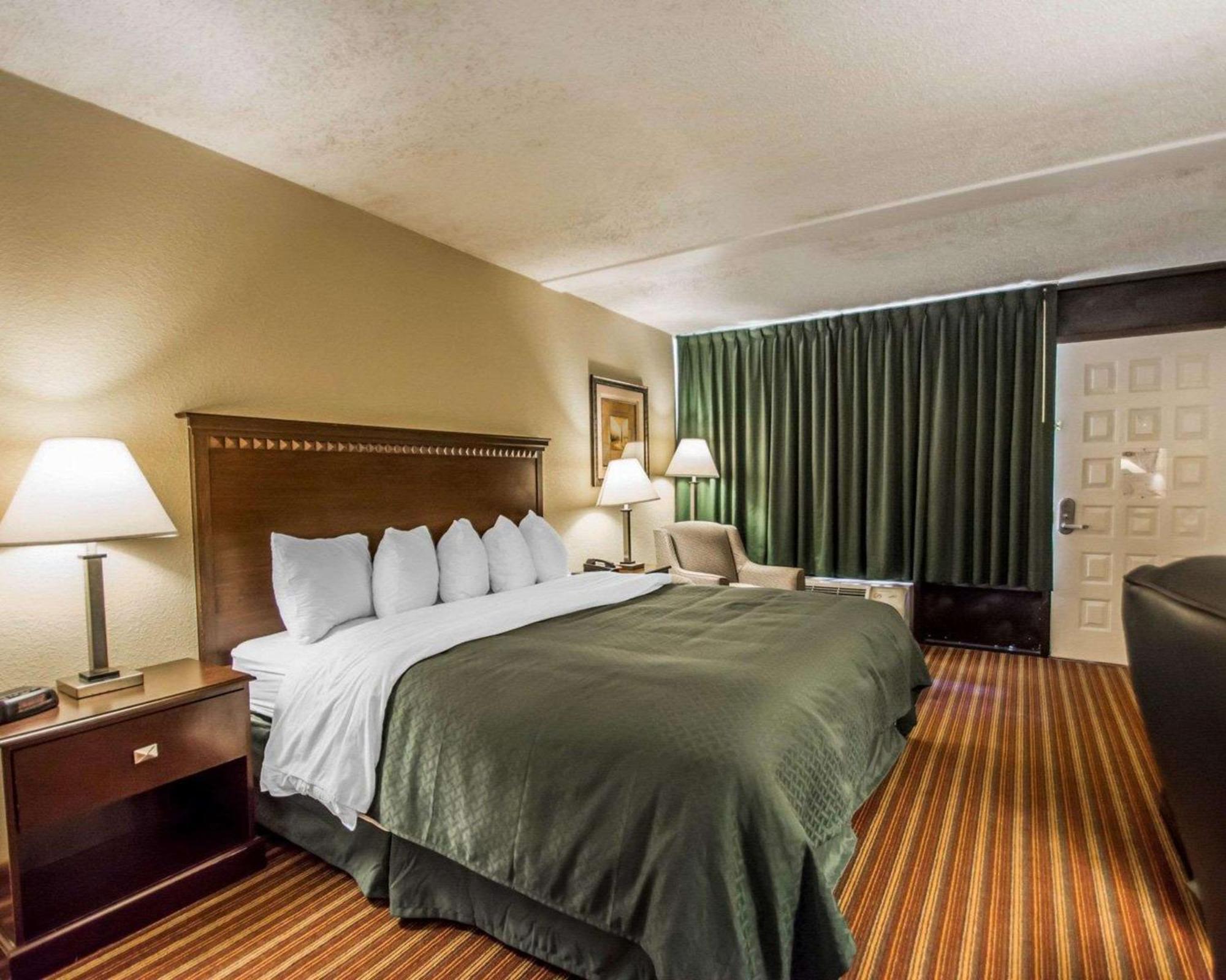Quality Inn & Suites At Tropicana Field St. Petersburg Exterior foto