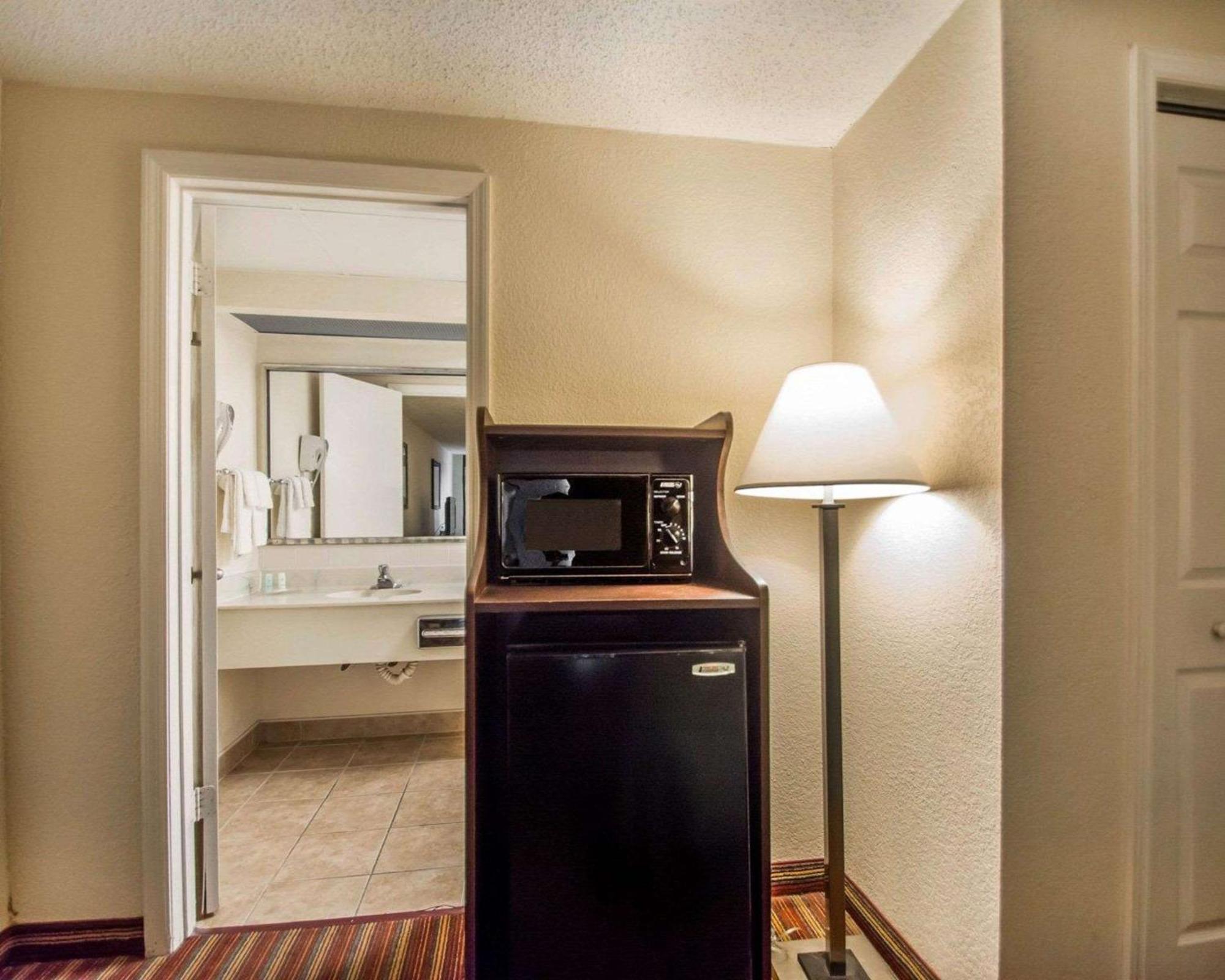 Quality Inn & Suites At Tropicana Field St. Petersburg Exterior foto
