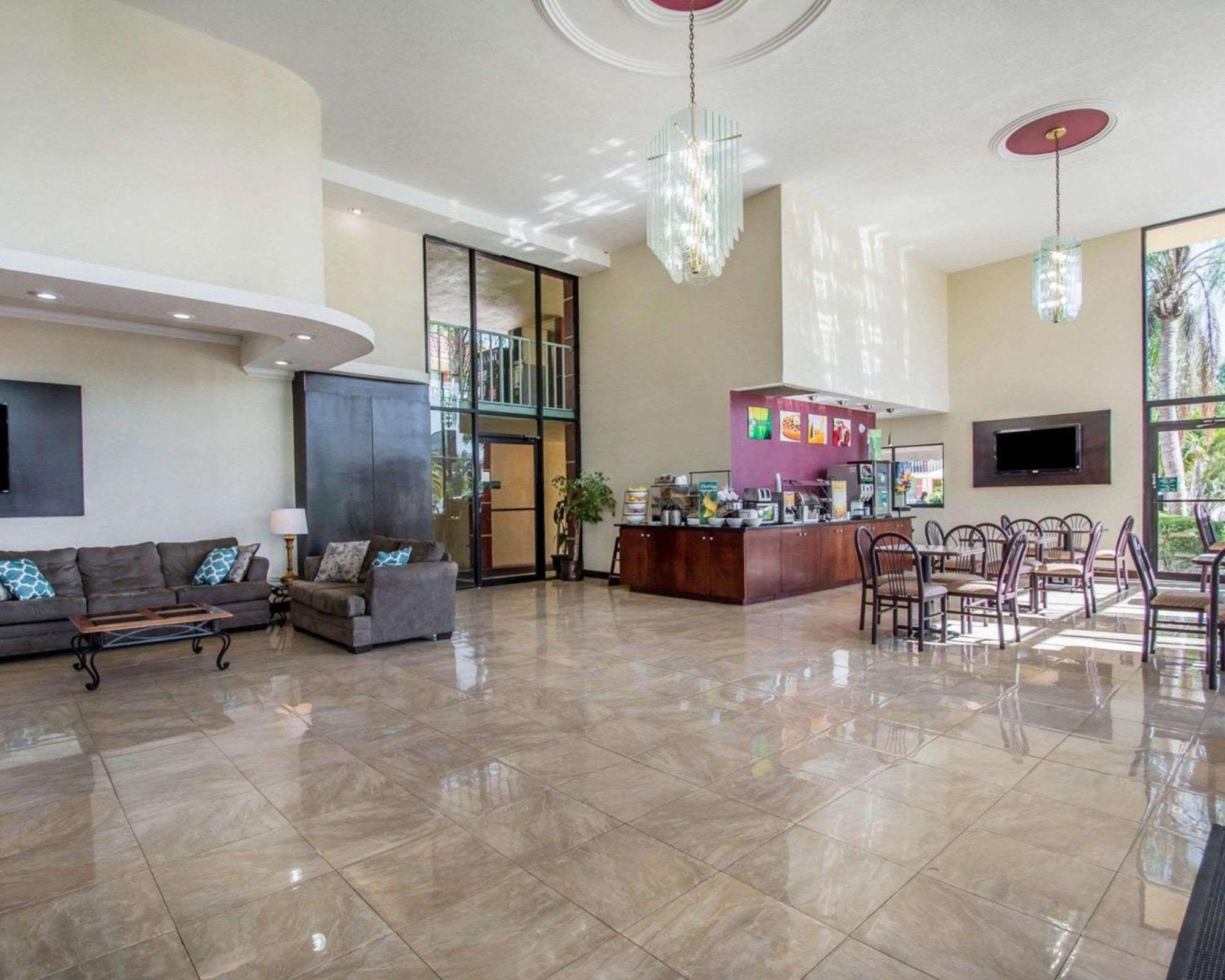 Quality Inn & Suites At Tropicana Field St. Petersburg Exterior foto