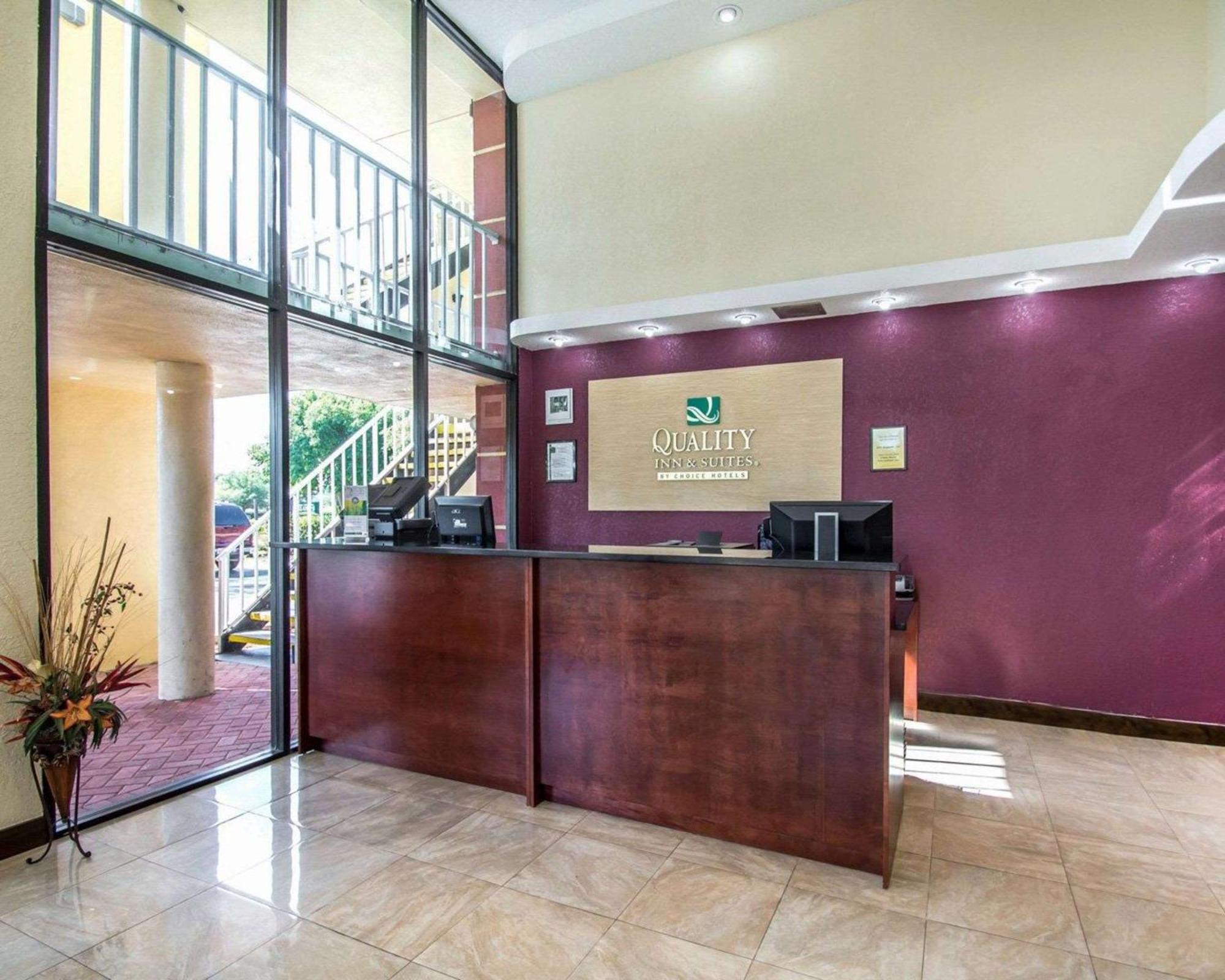 Quality Inn & Suites At Tropicana Field St. Petersburg Exterior foto