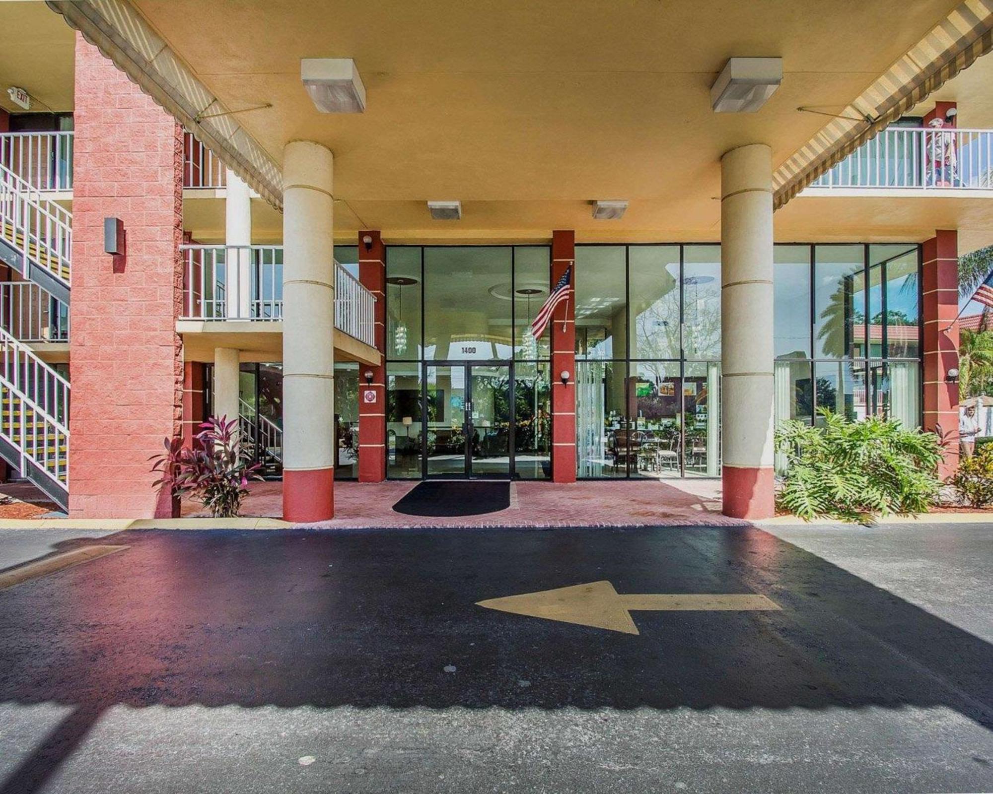 Quality Inn & Suites At Tropicana Field St. Petersburg Exterior foto