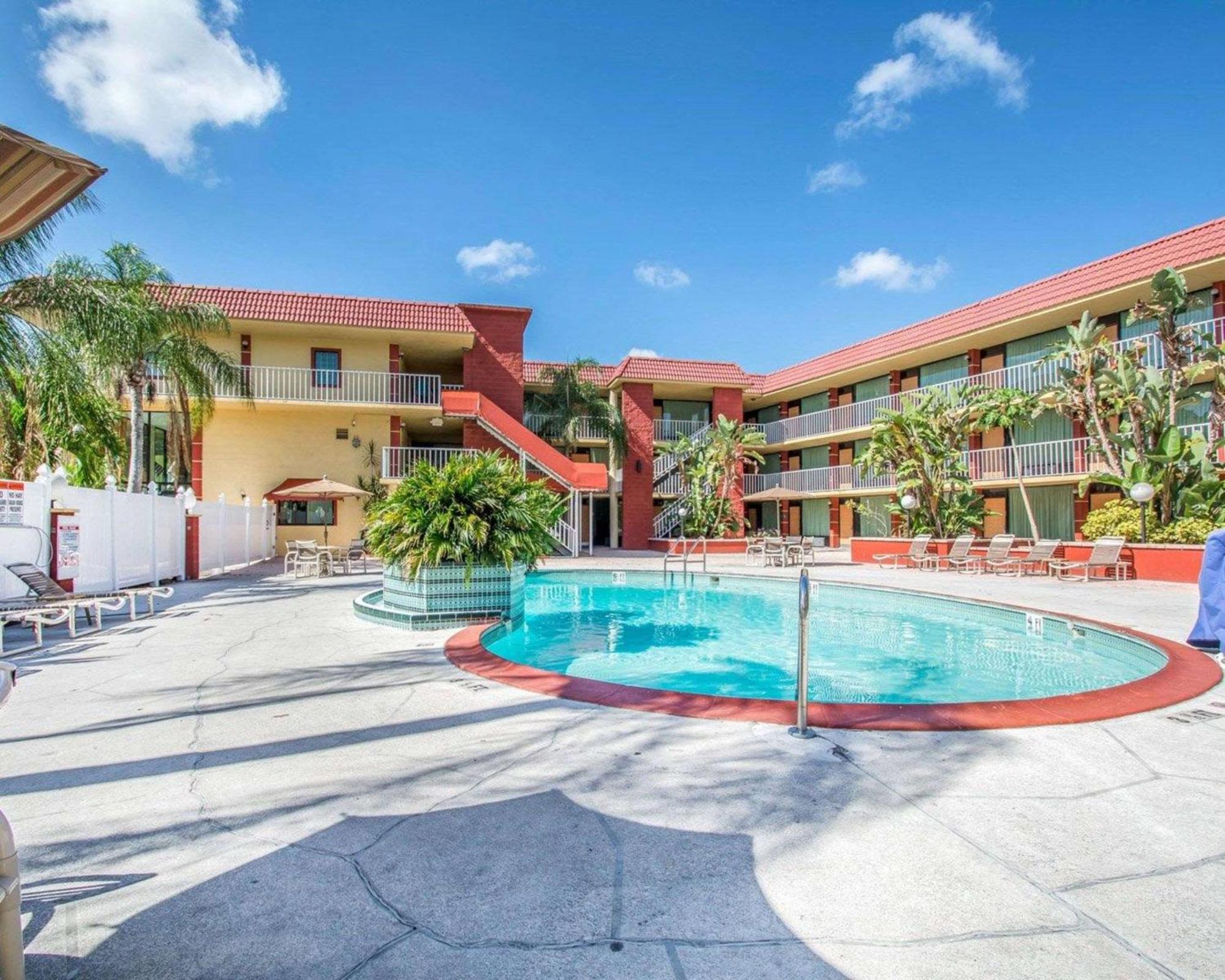 Quality Inn & Suites At Tropicana Field St. Petersburg Exterior foto
